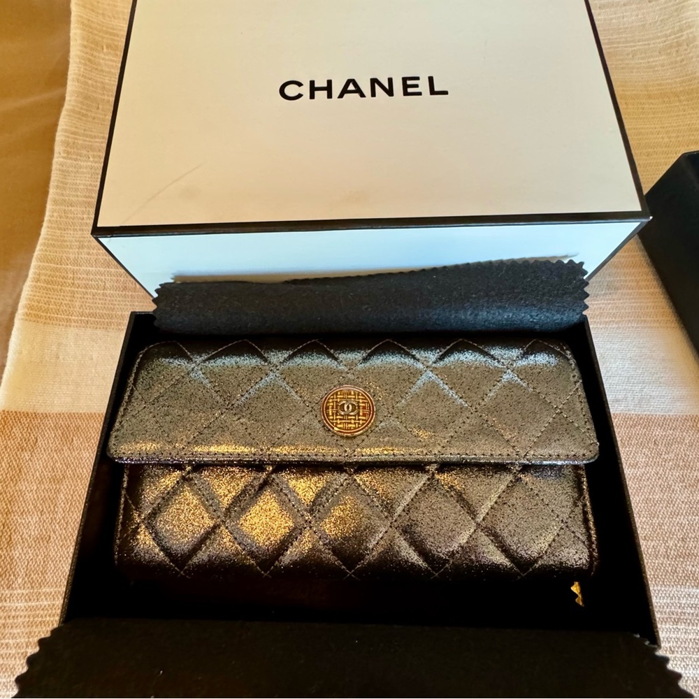 CHANEL Silver Quilted Wallet - Picture 4 of 15